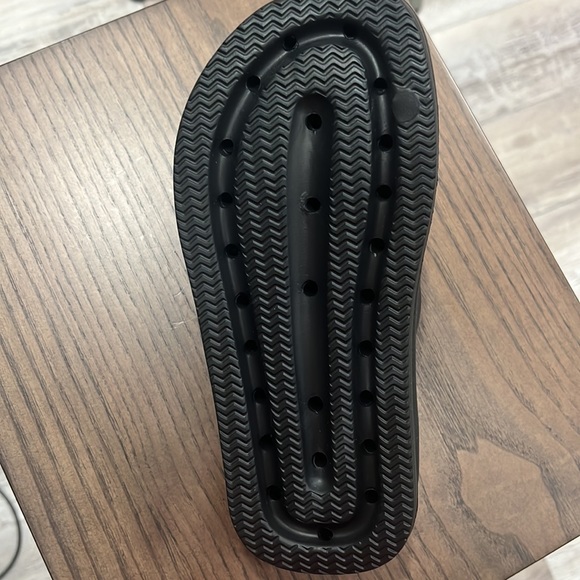 ✨RESTOCKED✨Must Have Fabulous Black Chunky Sole Rubber Slides - Picture 3 of 3